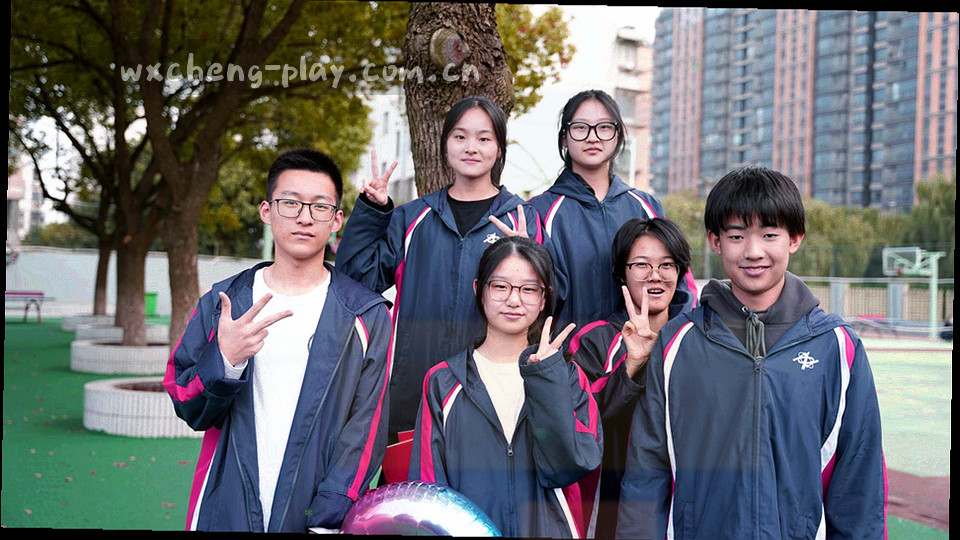 深色桌面上并排摆放的手机赛事截图与场次编号卡片